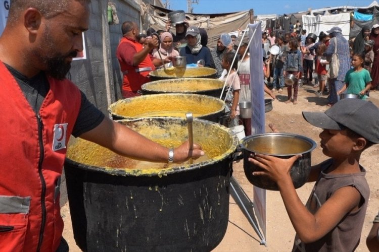 KADEM ve T&uuml;rk Kızılayı ''Gazze'ye kardeş payı'' adı altında yemek dağıttı