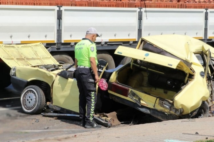 Eskişehir'de feci kaza! Ara&ccedil; ortadan ikiye b&ouml;l&uuml;nd&uuml;