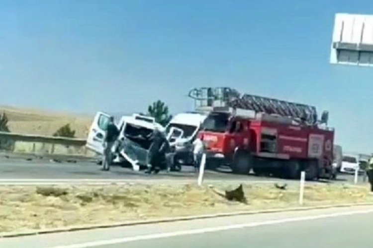 Eskişehir'de minib&uuml;s tabelaya &ccedil;arptı! 2 kişi hayatını kaybetti