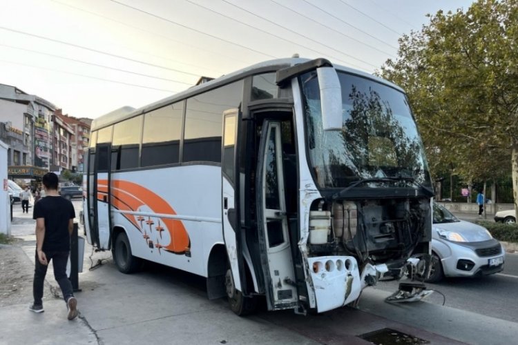 İstanbul'da freni patlayan servis minib&uuml;s&uuml; ortalığı birbirine kattı