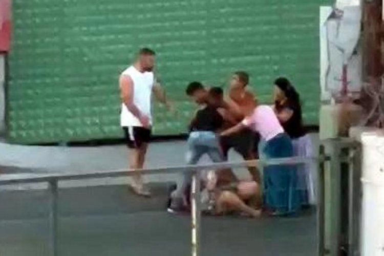 İstanbul Avcılar'da kadını yerde s&uuml;r&uuml;kleyip defalarca yumruklandılar