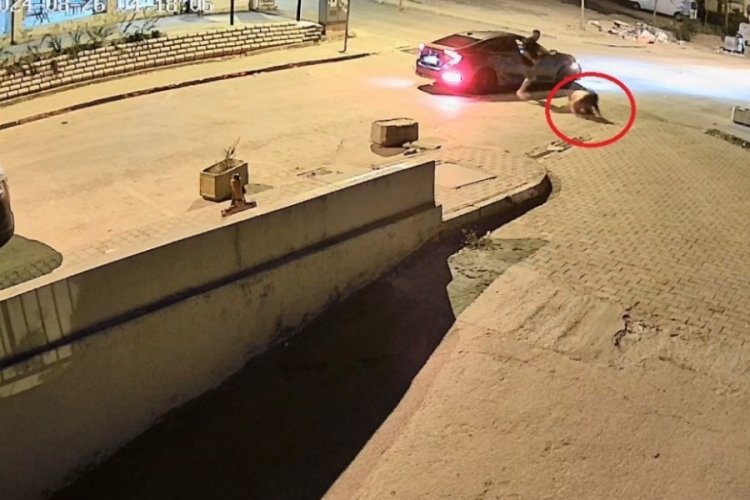 Bursa'da sevgilisini evinin &ouml;n&uuml;nde acımasızca darp etti
