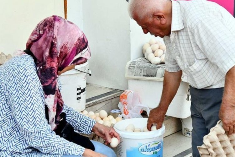 Takas sistemiyle ticaret yapıyor: Kıyafet verip tereyağı, yumurta, peynir alıyor