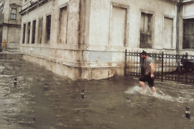 Meteoroloji'den şiddetli yağış ve sel uyarısı yapmıştı! İstanbul sokakları göle döndü