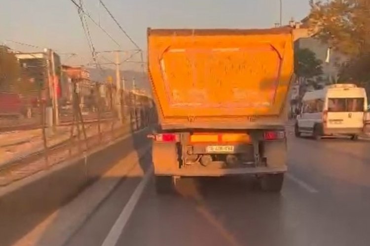 Bursa'da tehlikeli yolculuk! Kamyon trafikte makas attı