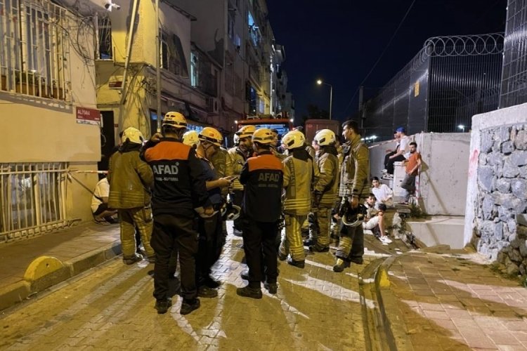 İstanbul Fatih'te binada &ccedil;&ouml;kme meydana geldi: 4. kattaki gen&ccedil; kız alt kata d&uuml;şt&uuml;