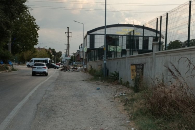 Bursa'da ilkokulun &ouml;n&uuml;nde kaldırım olmaması tehlike sa&ccedil;ıyor
