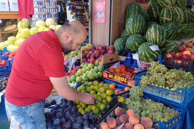 D&uuml;zce'de kış meyveleri manav tezgahlarını s&uuml;slemeye başladı!