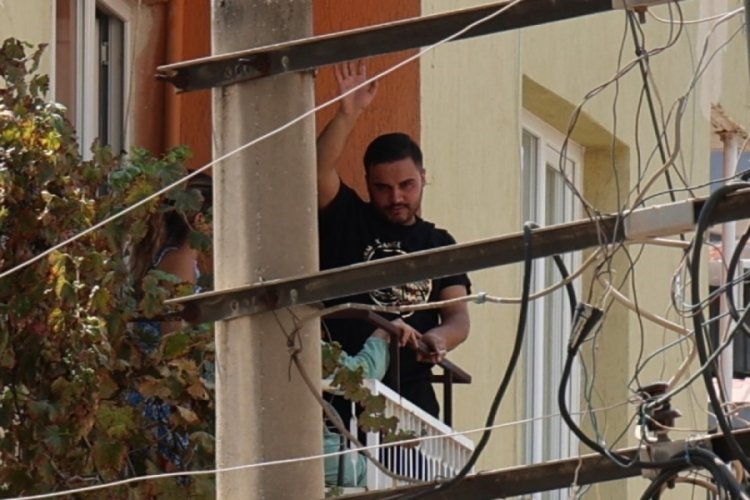 İzmir'de annesi ve kız kardeşini i&ccedil;eri g&ouml;nderip intihar etti