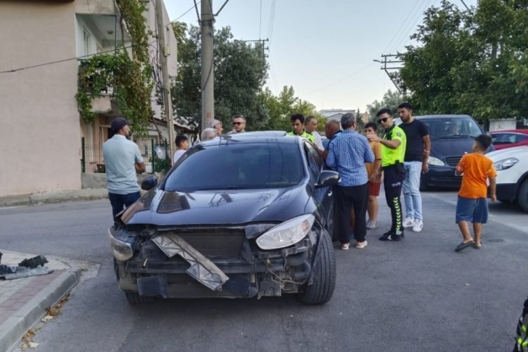 Bursa'da aynı kavşak &uuml;zerinde art arta trafik kazaları!