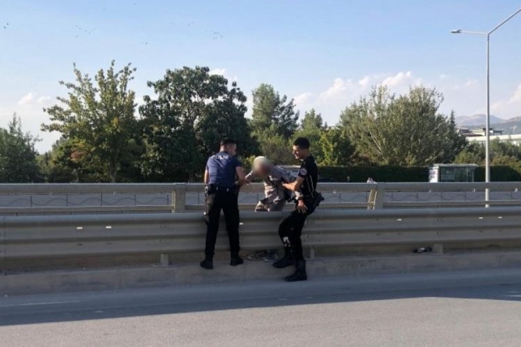 Adıyaman'da &uuml;st ge&ccedil;itten atlamak isterken polis yakaladı