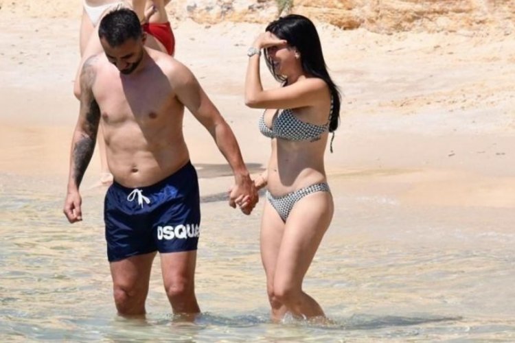 Sel&ccedil;uk Şahin ile Emel Demiry&uuml;rek'ten denizde romantik anlar