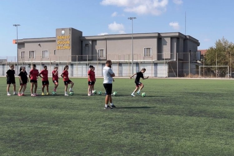 Bandırma'da geleceğin kadın futbolcuları se&ccedil;melerde ter d&ouml;kt&uuml;