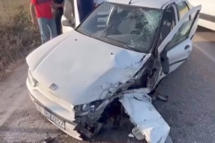 Bursa'da otomobil hurdaya d&ouml;nd&uuml;: Yaralı var!