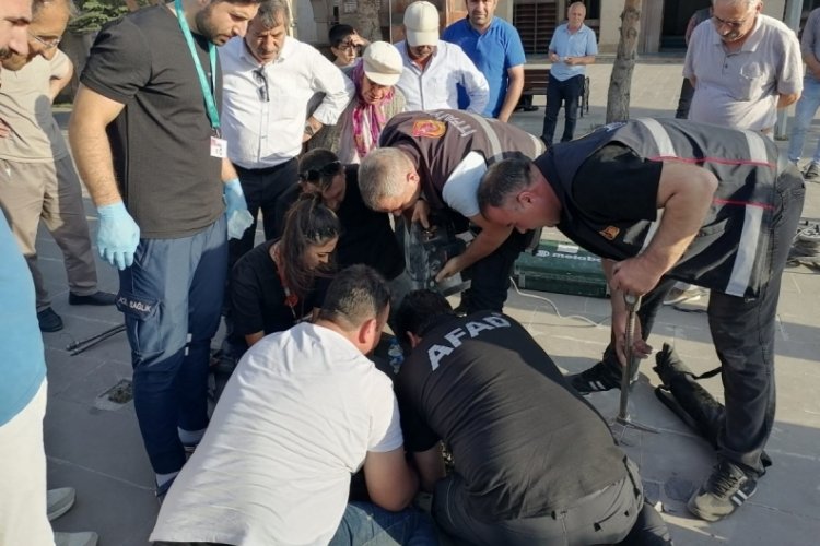 K&uuml;&ccedil;&uuml;k &ccedil;ocuğun bacağı boruya sıkıştı!