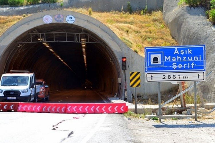 Depremde hasar g&ouml;ren t&uuml;nel tekrardan trafiğe kapatıldı