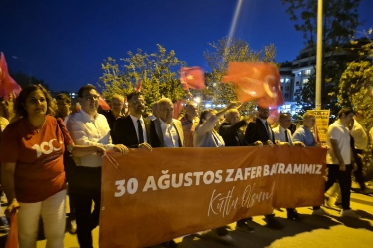 CHP Nil&uuml;fer İl&ccedil;e Başkanlığı 30 Ağustos Zafer Bayramı'na &ouml;zel y&uuml;r&uuml;y&uuml;ş yaptı