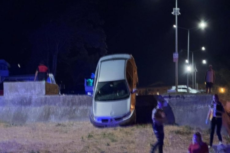 Gelibolu'da otomobil otopark duvarında asılı kaldı, s&uuml;r&uuml;c&uuml; 3,93 promil alkoll&uuml; &ccedil;ıktı