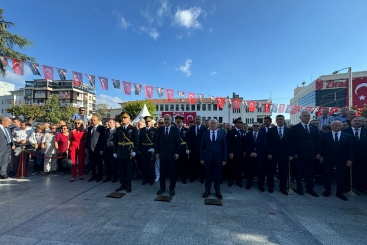 Bursa Valiliği, 30 Ağustos Zafer Bayramı i&ccedil;in &ccedil;elenk takdimi ger&ccedil;ekleştirdi
