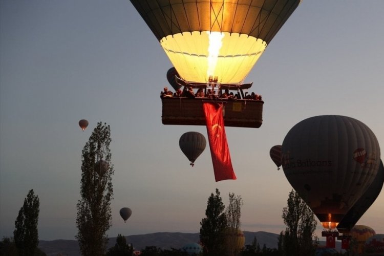 Kapadokya'da balonlara Türk bayrakları takıldı