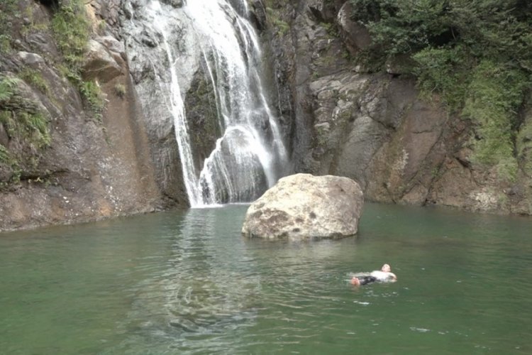 Rize'de yabancı turistlerin g&ouml;zdesi: Ağaran Şelalesi mest etti!