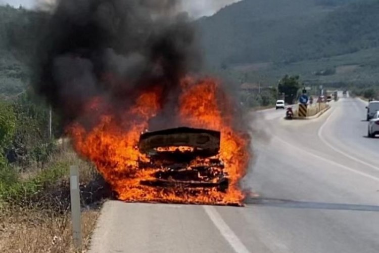 Bursa'da otomobil, yolun ortasında cayır cayır yandı