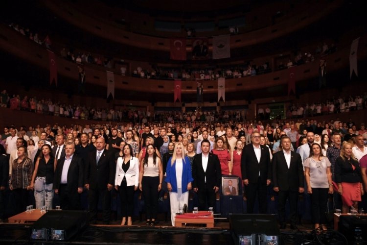 Bursa Osmangazi Belediyesi'nin Zafer Bayramı coşkusu salona sığmadı!