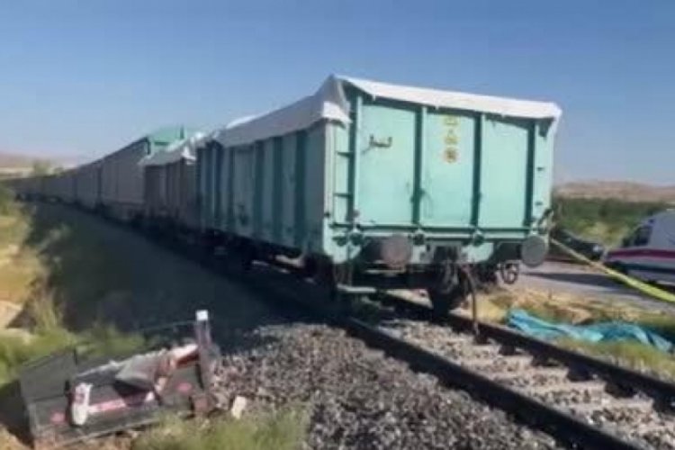 Malatya'da y&uuml;k treni faciası! 3 &ouml;l&uuml;, 1 yaralı