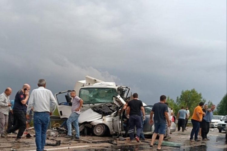 Osmaniye'de kamyonet ile otomobil &ccedil;arpıştı: 2 &ouml;l&uuml;, 3 yaralı