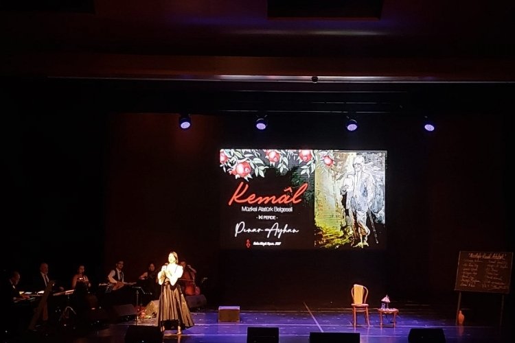 Bursa'da Pınar Ayhan r&uuml;zgarı esti! Atat&uuml;rk'&uuml;n hayatını m&uuml;zikal eşliğinde anlattı