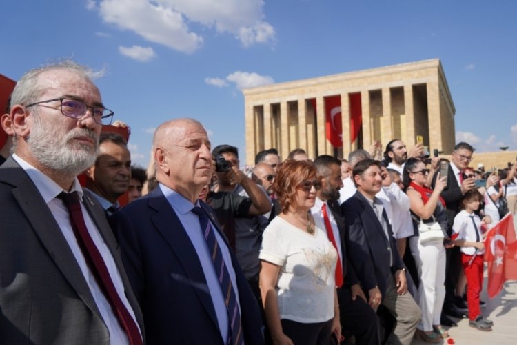 Zafer Partisi Genel Başkanı&nbsp; &Uuml;mit &Ouml;zdağ Anıtkabir'i ziyaret etti