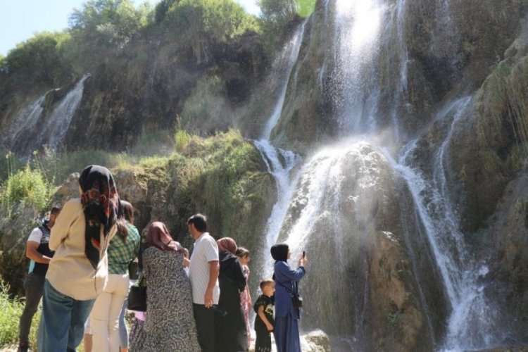 Bursalı vatandaşların da uğrak yeri olan Girlevik Şelalesi doldu taştı