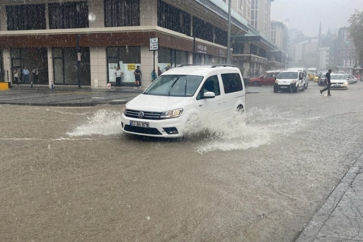 Rize'de yağmur etkili oldu:Cadde ve sokaklar sular altına kaldı!