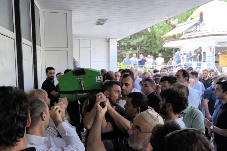 Bursa'da tıra &ccedil;arpan kamyonette hayatlarını kaybeden 3 kişi defnedildi