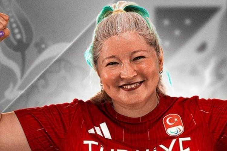 Bursa B&uuml;y&uuml;kşehir Belediyesporlu Aysel &Ouml;zgan'dan g&uuml;m&uuml;ş madalya