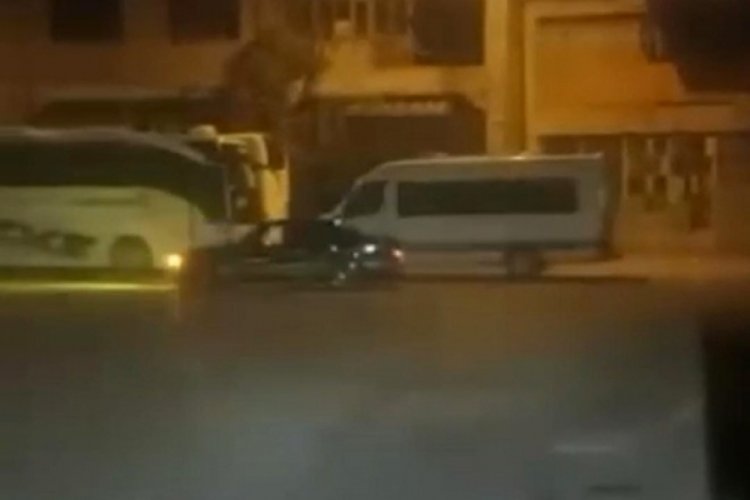Bursa'da drift atan s&uuml;r&uuml;c&uuml; park halindeki otob&uuml;se &ccedil;arptı!
