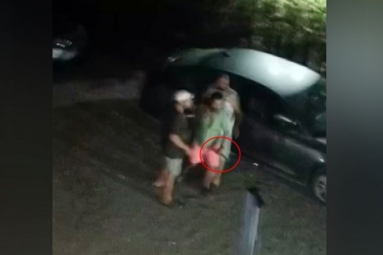 Gece vakti alkoll&uuml; şekilde gittiği site sakinlerini bı&ccedil;akla tehdit etti