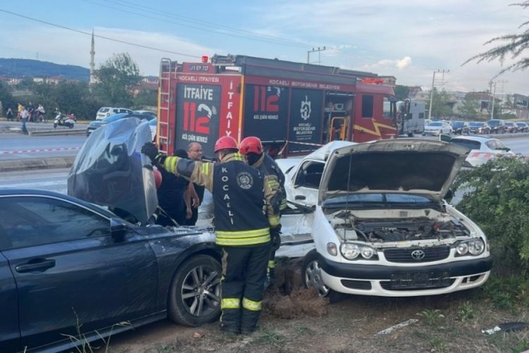 Kocaeli'de iki otomobil &ccedil;arpıştı: 3 yaralı