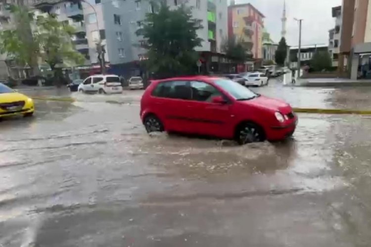 Aniden bastıran kuvvetli yağış Eskişehir'de hayatı olumsuz etkiledi