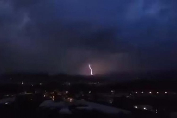 Alanya'da denizde hortum &ccedil;ıktı, şimşekler geceyi aydınlattı