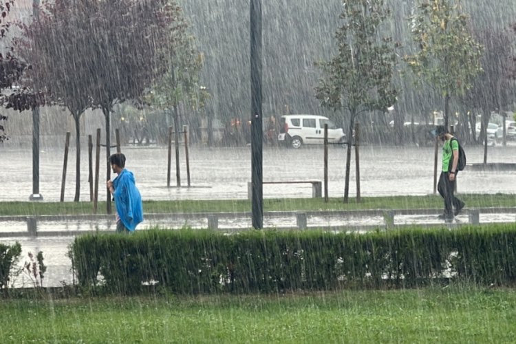 D&uuml;zce'de Meteoroloji'den &ccedil;ok  sayıda il g&ouml;k g&uuml;r&uuml;lt&uuml;l&uuml; sağanak yağış!