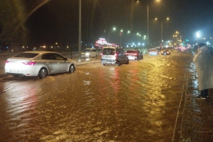Yozgat'ta sağanak yağış trafiği kapattı!