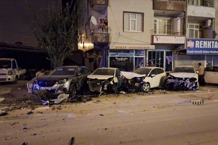 Samsun'da alkoll&uuml; s&uuml;r&uuml;c&uuml; 5 araca ve trafoya &ccedil;arparak durdu