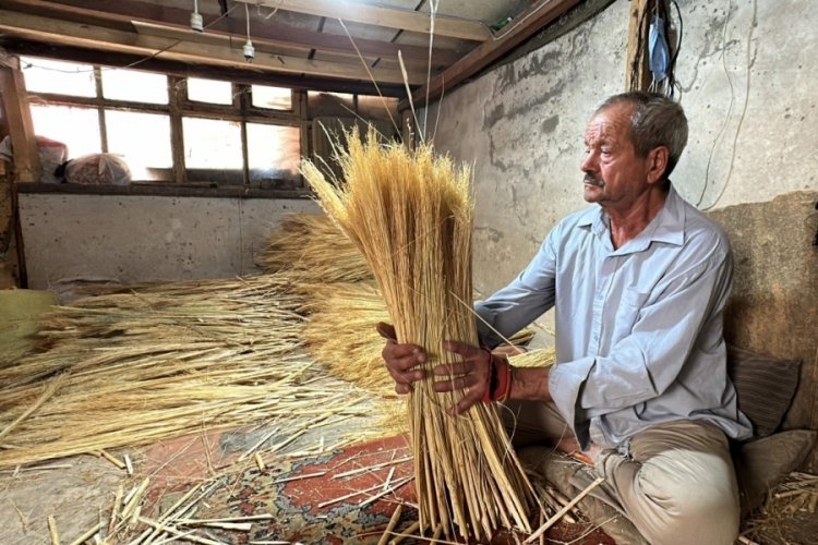 Yarım asırlık süpürge ustası mesleğini yaşatmaya çalışıyor