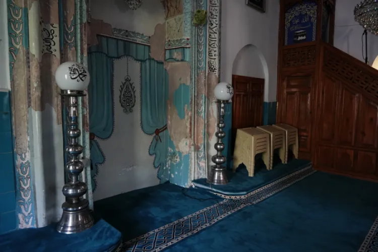 Bursa'da Yeni Bezzaz Camii'nin mihrabı onarım bekliyor