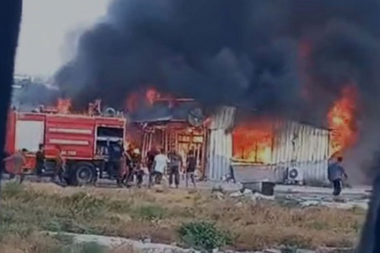 Hatay'da depremzedelerin kaldığı prefabrik ev alevlere teslim oldu