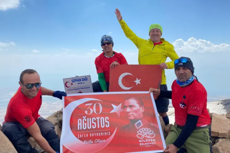 Bursalı zabıta Rıza Topk&uuml;l 10 g&uuml;nde T&uuml;rkiye'nin 5 b&uuml;y&uuml;k dağına tırmandı