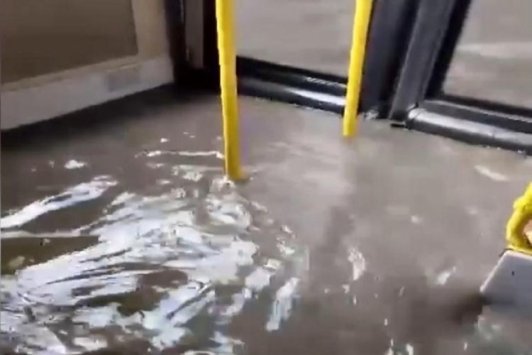 İstanbul'u sel vurdu! İETT otob&uuml;s&uuml;ne su doldu