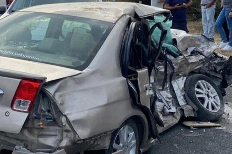 İzmir'de direksiyon hakimiyetini kaybetti ref&uuml;j&uuml; aşıp ara&ccedil;la &ccedil;arpıştı