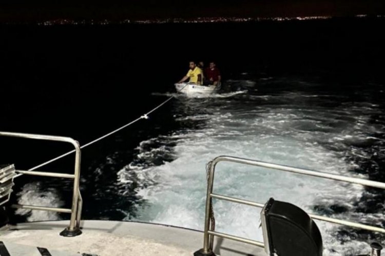 Tesad&uuml;fen fark edildiler! Kayıklarıyla mahsur kalan 4 amat&ouml;r balık&ccedil;ı kurtarıldı